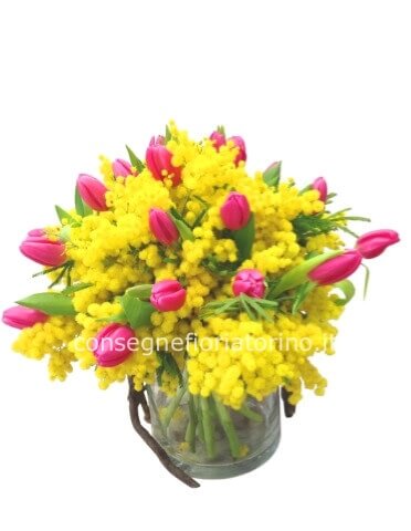 Bouquet di tulipani e mimosa.